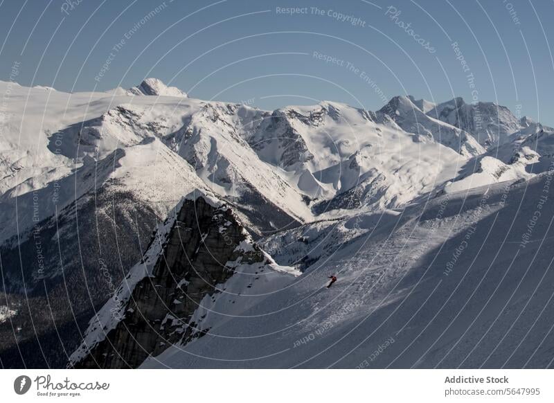 Person beim Snowboarden auf einem schneebedeckten Berghang Snowboarder Berge u. Gebirge Urlaub Winter Klarer Himmel Ganzkörper anonym Snowboarding majestätisch