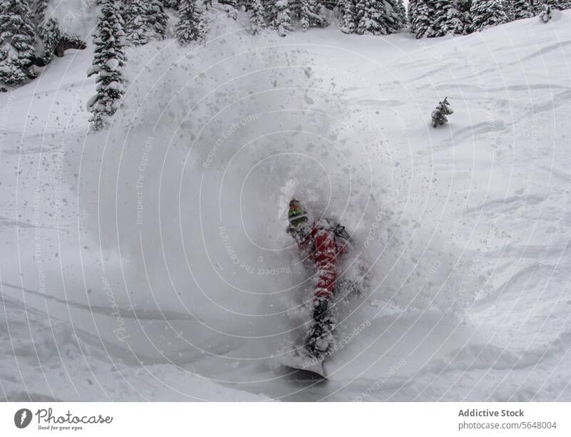 Person beim Snowboarden auf einem schneebedeckten Berghang Snowboarder Berge u. Gebirge Urlaub Winter Ganzkörper anonym Snowboarding majestätisch genießen