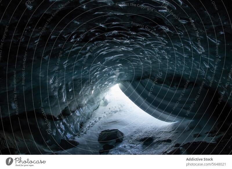 Weiße Eishöhlen im Winter in Kanada Höhle gefroren Schnee Felsen Feld Golfloch rau Oberfläche Wetter kalt Temperatur extrem Innenbereich atemberaubend frieren