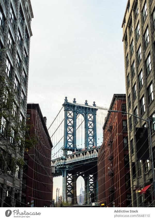 Manhattan Bridge zwischen Gebäuden in Brooklyn Straße Dumbo gerahmt Baustein kultig Stadtbild urban Wahrzeichen Architektur Historie reisen Ausflugsziel