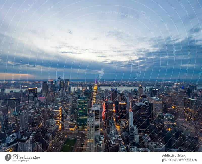 Stadtbild mit Wolkenkratzern bei Sonnenuntergang hoher Anstieg Gebäude Stadtzentrum Revier Großstadt Megapolis Turm Manhattan modern Abend urban Architektur