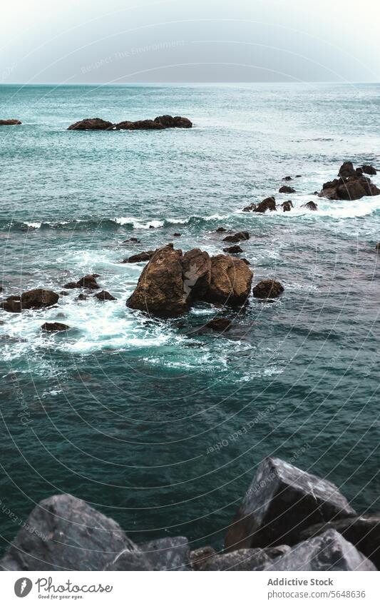 Felsige Meeresküste mit plätscherndem Meerwasser Meereslandschaft felsig Wasser schäumen Stein winken Natur türkis malerisch Küste Seeküste Formation marin