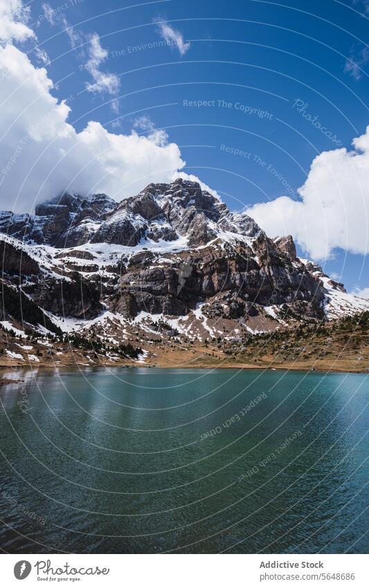 Majestätische Gipfel des Monte Perdido im Ordesa-Nationalpark Berge u. Gebirge Schnee See Himmel Cloud malerisch Ansicht Odese monte perdido ruhig blau fluffig