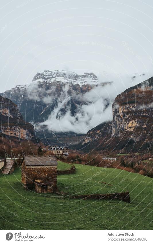 Neblige Berglandschaft in Torla, Spanische Pyrenäen torla Odese Huesca Ordesa-Nationalpark monte perdido Berge u. Gebirge Landschaft Nebel Schnee Dorf natürlich