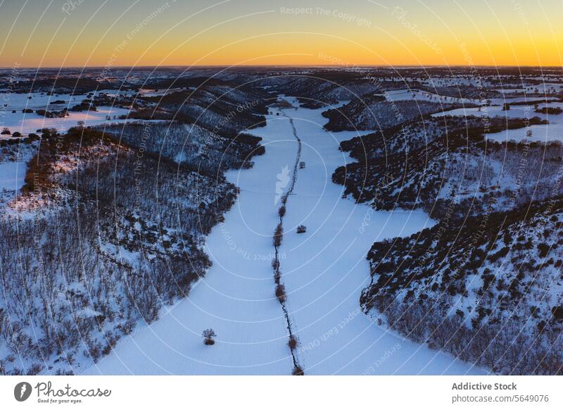 Winterlicher Sonnenuntergang über schneebedeckter Landschaft in Guadalajara, Spanien Schnee Antenne Ansicht Gelassenheit Schönheit Gelände glühend Himmel