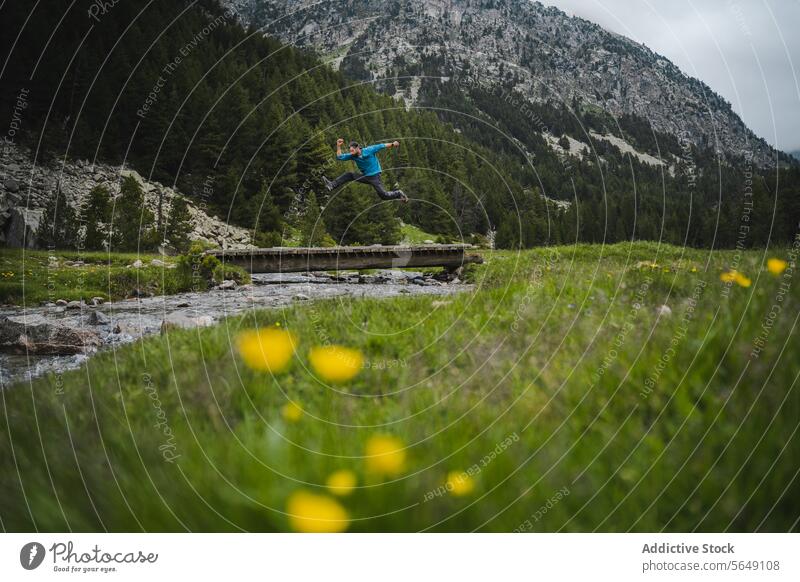 Tourist läuft auf Holzsteg im Nationalpark Mann Wanderer laufen springen Steg strömen Berge u. Gebirge Wald Abenteuer Fluss Natur Reisender Brücke Spanien