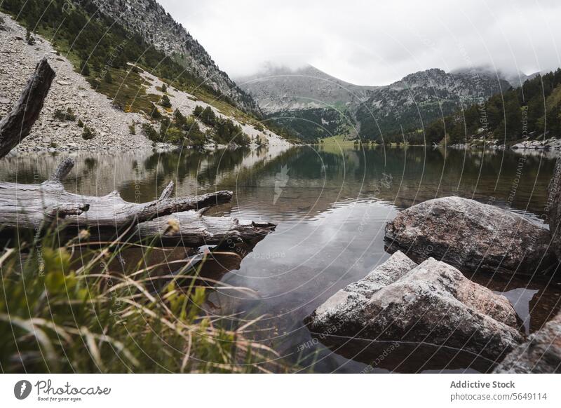 Erstaunliche Aussicht auf den ruhigen See und die Berge bei Tageslicht Berge u. Gebirge erstaunlich majestätisch Windstille malerisch Umwelt Nationalpark Natur