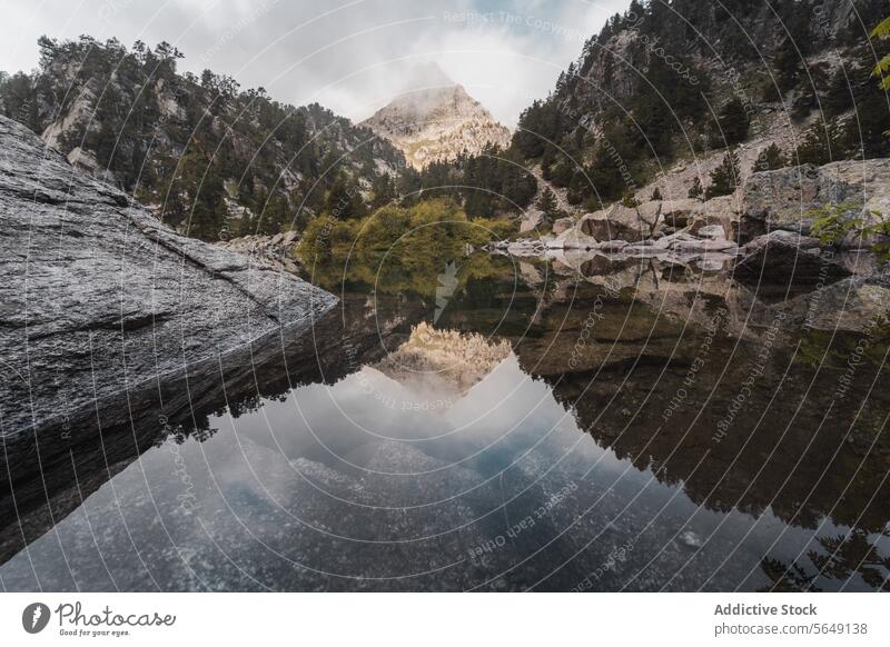 Erstaunliche Aussicht auf den ruhigen See und die Berge bei Tageslicht Berge u. Gebirge erstaunlich majestätisch Windstille malerisch Umwelt Nationalpark Natur