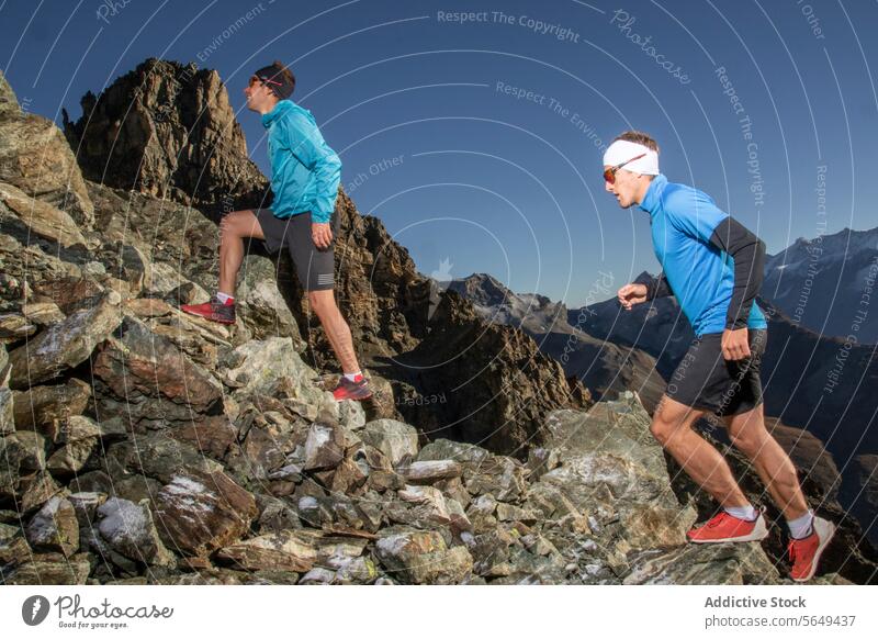 Läufertrail Running mit Matterhornblick Nachlauf sportlich anhaben Joggen steil felsig Steigung schneebedeckt Berge u. Gebirge Entfernung im Freien Sport rennen