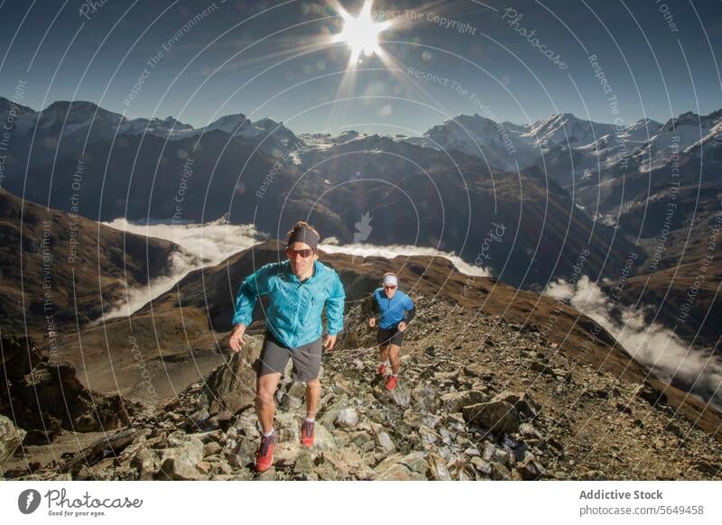 Läufertrail Running mit Matterhornblick Nachlauf sportlich anhaben Joggen steil felsig Steigung schneebedeckt Berge u. Gebirge Entfernung im Freien Sport rennen