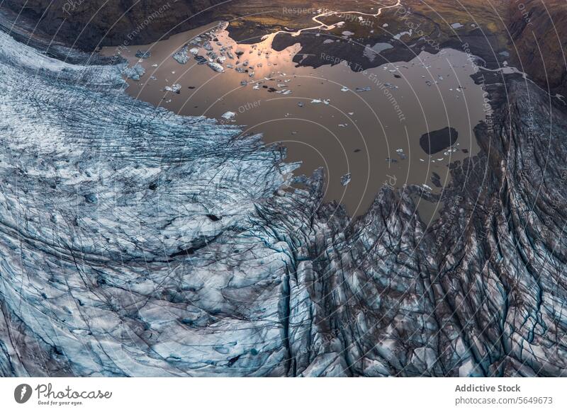 Luftaufnahme einer Gletscherszene bei Sonnenuntergang im Vatnajokull-Nationalpark per Drohne Island Lagune Eis Landschaft natürliche Schönheit Dämmerung