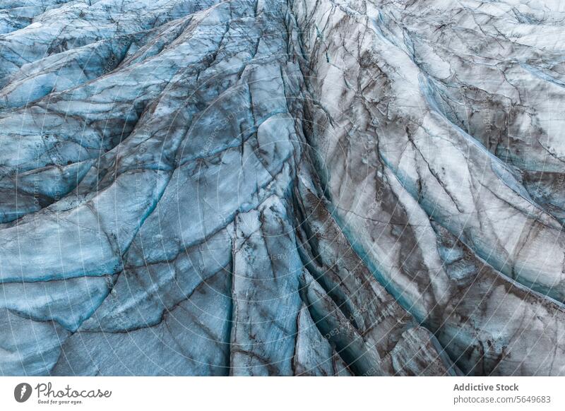 Nahaufnahme der strukturierten trockenen Oberfläche des massiven Vatnajokull-Gletschers mit Rissen in Island an einem Wintertag Eis Schnee Landschaft Natur