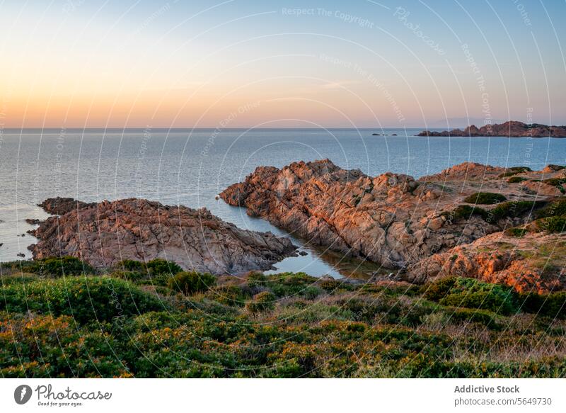 Felsenstrand und Meer unter klarem Himmel Strand Meereslandschaft Landschaft Meeresufer rau Windstille Klarer Himmel Sonnenuntergang MEER Wasser Natur Horizont