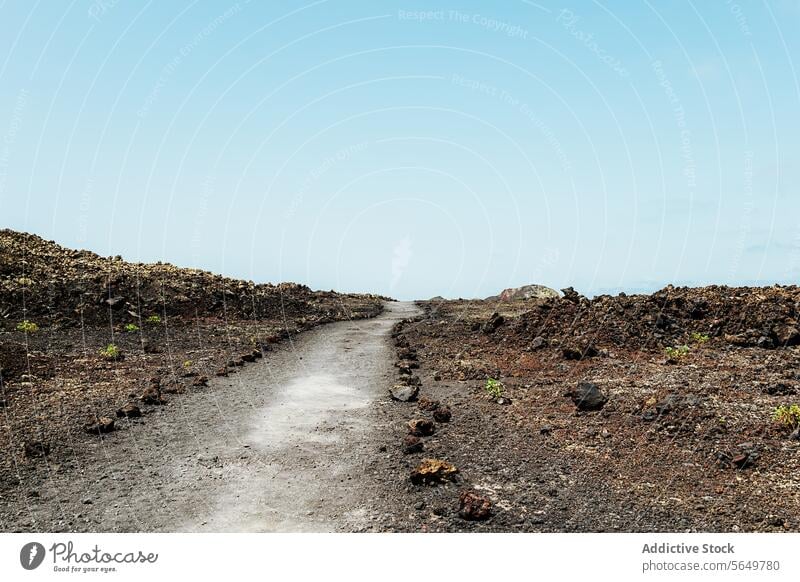 Pfad durch das Vulkanfeld von Lanzarote Weg vulkanisch Gelände Pflanze Himmel schwarz Landschaft im Freien Natur reisen malerisch unfruchtbar trocken Wildnis