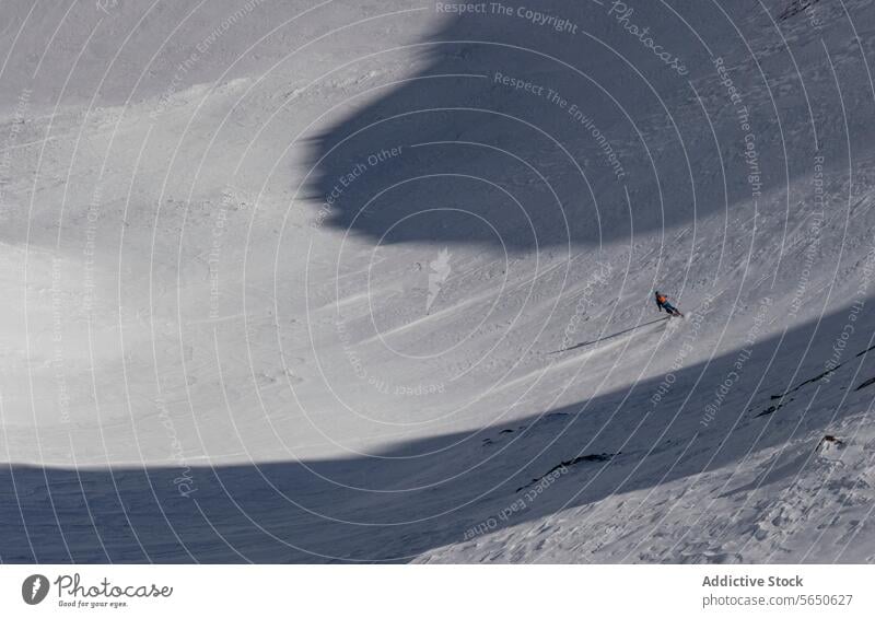 Unbekannter Mann beim Skifahren auf einem schneebedeckten Berg an einem sonnigen Tag in Zermatt von oben Schnee Bewegung Aktion Stunt Abenteuer Mut Sport