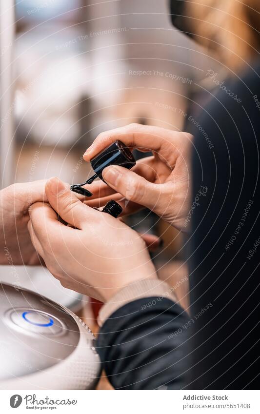 Crop Frau bekommen Nagelmaniküre von Kosmetikerin im Salon Frauen Nagellack bewerben Maniküre nageln Schönheit Verfahren Kunde Leckerbissen Klient Dienst