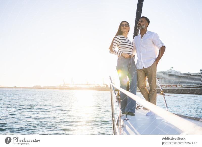 Glückliches Paar an der Strandpromenade stehend Ausflug reisen Jacht romantisch MEER Liebe genießen Tourismus modern Boot positiv Reise Küste Lächeln marin