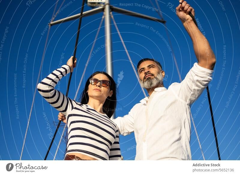 Glückliches Paar an der Strandpromenade stehend Ausflug reisen Jacht romantisch MEER Liebe genießen Tourismus modern Boot positiv Reise Küste Lächeln marin