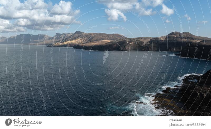 Strand von Cofete mit endlosem Horizont. Vulkanische Hügel im Hintergrund und der Atlantische Ozean. Strand von Cofete, Fuerteventura, Kanarische Inseln, Spanien. Arial-Ansicht