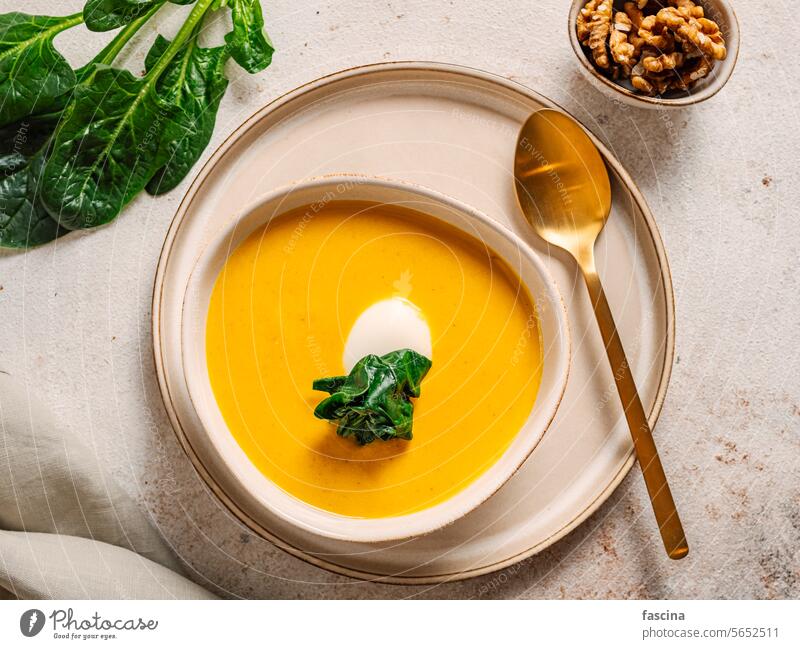 Kürbiscreme-Suppe, Draufsicht, Kopierraum Kürbissuppe Rezept Cremesuppe Sahne butterartig Squash geschmackvoll Mittagessen Mahlzeit rustikal Speise Küche Diät