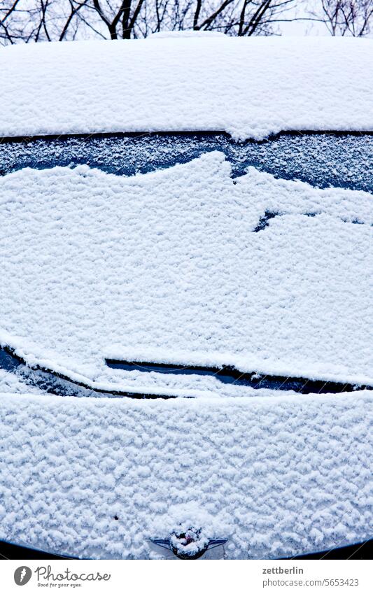 Frontscheibe mit Neuschnee, Winter, Scheibenwischer Parkplatz auto fahruntauglich fahrzeug frost kalt klima kälte neuschnee parken scheibenwischer