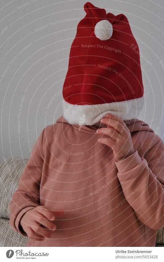 Ich kann Weihnachten nicht mehr sehen Kind Mädchen Mütze Weihnachtsmann Weihnachtsmannmütze verstecken Blinde Kuh Nichts sehen überdrüssig genug haben Bommel