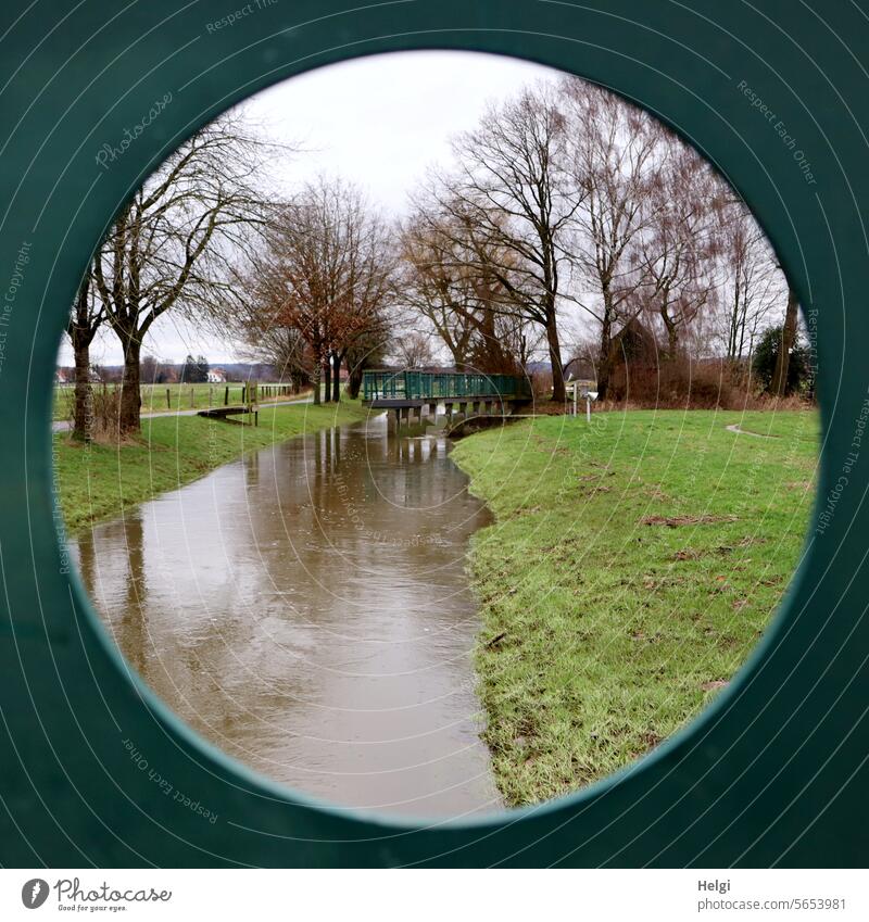 Durchblick Loch Kreis Fluss Hase Hochwasser Bifurkation Baum Wasser Spiegelung Flussufer Steg Geländer Aussichtspunkt Sehenswürdigkeit selten Winter Januar