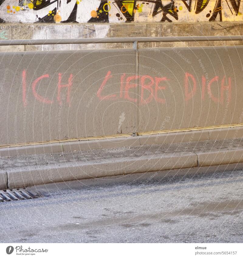 ICH LIEBE DICH  steht in rot an der Metallabsperrung zwischen Straße und Fußweg in einer Unterführung Ich liebe dich Graffiti Liebe Liebesbeweis Gefühle