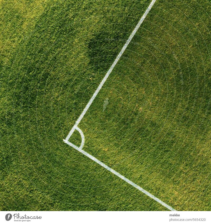 Ecke auf Gras Sport Spielfeld Spielfeldbegrenzung Linie Winkel 90° Arena Draufsicht Drohnenansicht Sportplatz Ballsport Sportstätten Freizeit & Hobby Spielen