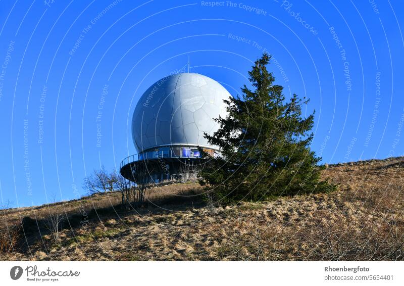 Das Radom auf der Wasserkuppe in der hessischen Rhön wasserkuppe hessen hessische rhön berg segelflieger rhöner kegelspiel hessisches kegelspiel nebel dunst