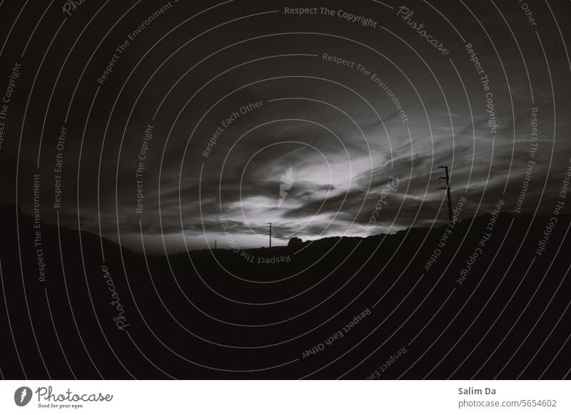 Schwarzer und weißer Himmel Szenerie Schwarzweißfoto schwarz auf weiß Schwarz-Weiß-Fotografie Landschaft malerisch szenische Darstellungen Deckenbeleuchtung
