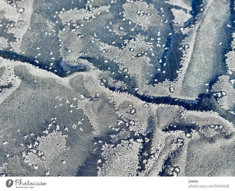 Frostige Winterlandschaft. Oder: Schutzhülle im Winter Eis kalt gefroren grau Draufsicht Raureif frieren Außenaufnahme Kälte Wintertag Folie Schutzabdeckung