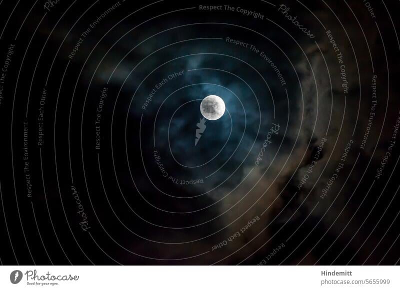 Silberner, glitzernder Mond zwischen Wolken Dunkelheit Wetter Mondschein Nacht Vollmond Nachthimmel Stimmung leuchten Außenaufnahme geheimnisvoll dunkel Himmel