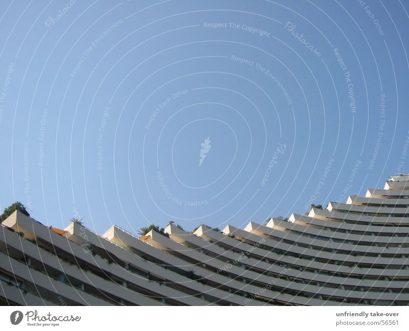 ein traum aus beton Beton Küste blamabel Hochhaus Hotel Balkon rund blau Himmel