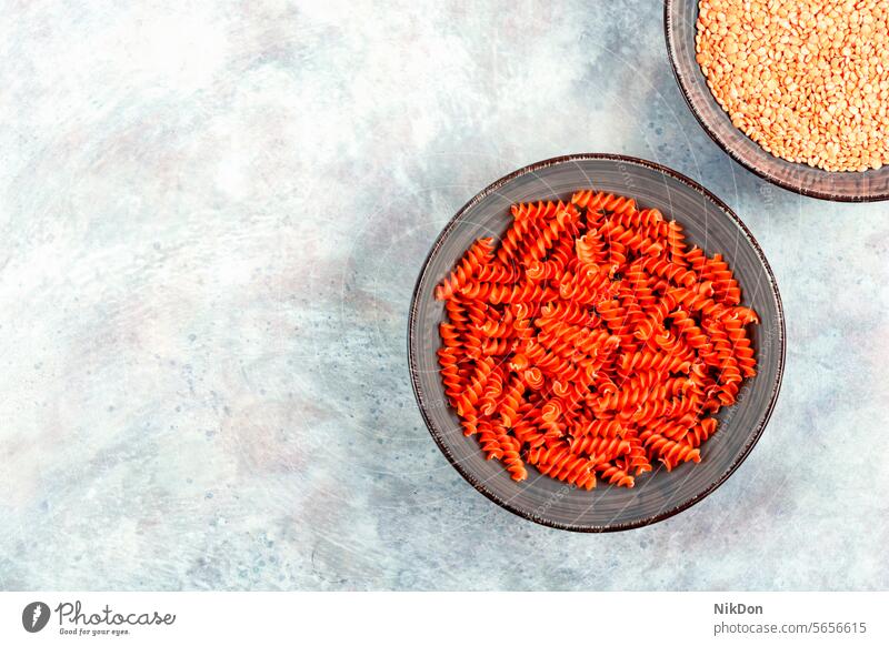 Klassische trockene Spiral-Makkaroni. Spätzle Lebensmittel ungekocht Linse roh trocknen Spiralnudel Bestandteil Spirale Vegetarier Diät Nudel Veganer Korn Bohne