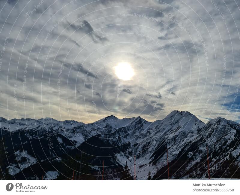 Gruss vom Himmel Schnee Winter kalt Eis Frost Raureif Natur gefroren Außenaufnahme Wetter Wintertag Winterspaziergang Schneelandschaft Winterwald Landschaft