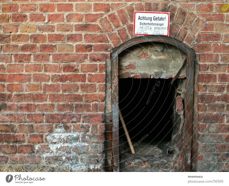 ausgebrannt? Fabrik Backstein gefährlich ofen. schlot Vorsicht bedrohlich alt mauer.