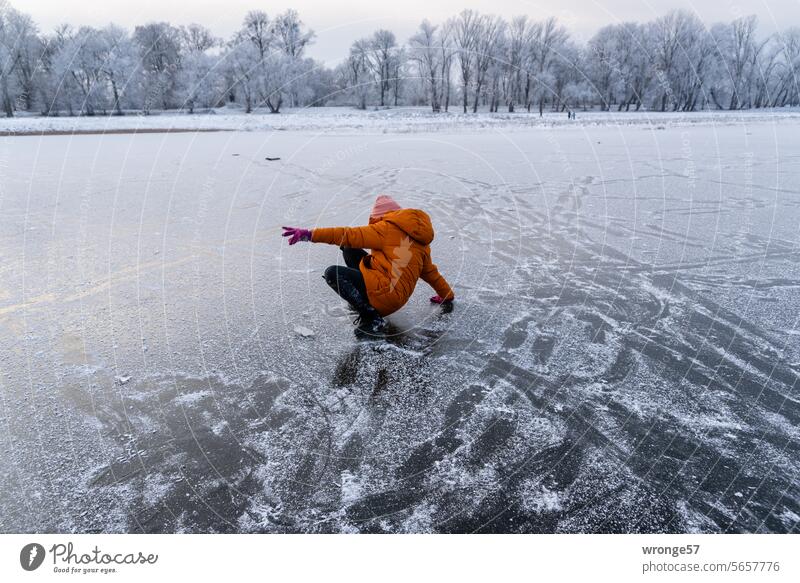 sprichwörtlich | guten Rutsch Winter Eisfläche glatt rutschen Ausrutscher Sturz ausrutschen Ausrutschen auf Eis Ausrutschen und Sturz Ausrutschgefahr