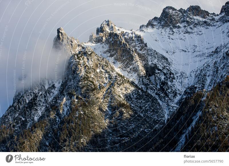 Berg über Mittenwald/Bayern - Blick von Mittenwald in Richtung Ostsüdost & Österreich Berge u. Gebirge Bergmassiv Stein Natur Landschaft Alpen Schnee Winter