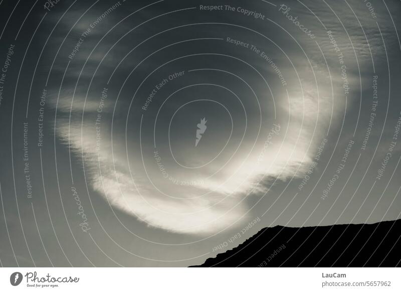 Wenn der Himmel die Erde berührt… Wolke Berg Abendhimmel Nachthimmel weich kantig Bergrücken Natur Landschaft hell dunkel groß klein Gegensätze