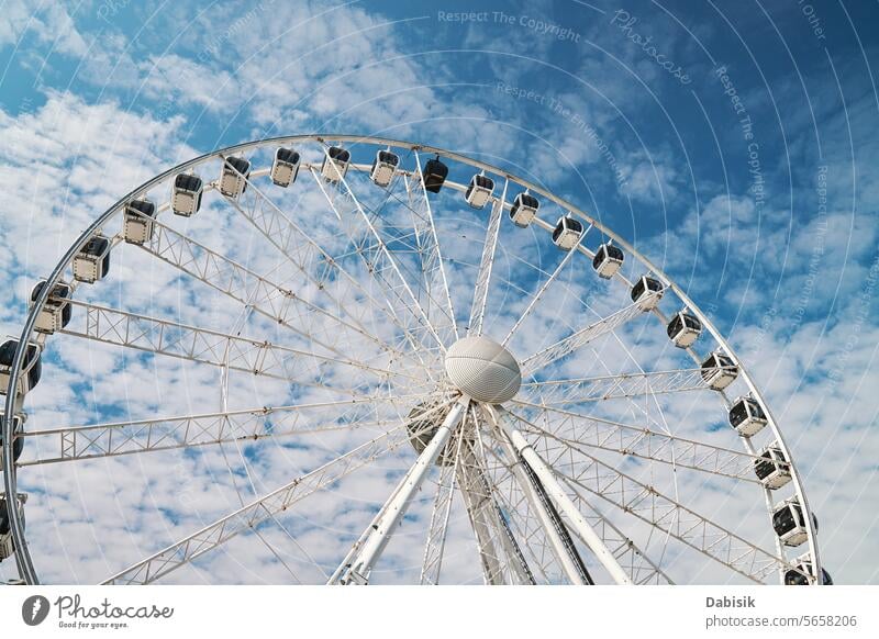 Riesenrad dreht sich vor dem Hintergrund eines blauen Wolkenhimmels Anziehungskraft Vergnügungspark Karussell Fairness Himmel Spaß Rad Erholung