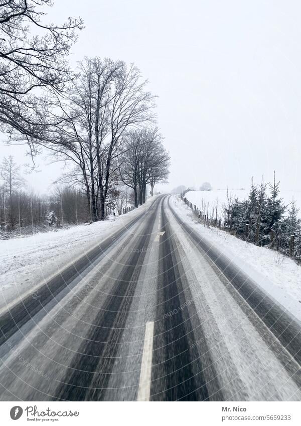 Landstraße Straße Straßenverkehr Wege & Pfade Verkehrswege leere Straße Fahrbahn on the road außerorts roadtrip zweispurig Fahrbahnmarkierung unterwegs