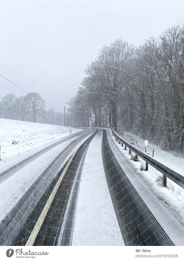 Landstraße Straße Straßenverkehr leere Straße außerorts Verkehr Fahrbahn winterlich Wintertag Schnee schneebedeckt glatt Glätte Schneedecke Straßenrand