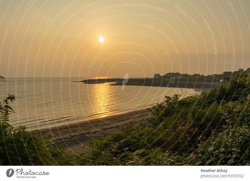 Sonnenaufgang über dem Dorf Drummore in Südwestschottland Schottland Schottisch Küste Sommer Dumfries und Galloway Großbritannien Windstille MEER Ansicht