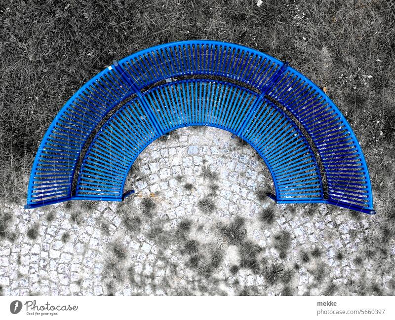 Runde Parkbankecke Bank rund Metall Menschenleer Sitzgelegenheit Pause Erholung sitzen Sitzbank Einsamkeit Spielplatz Halbkreis Draufsicht Drohnenansicht blau