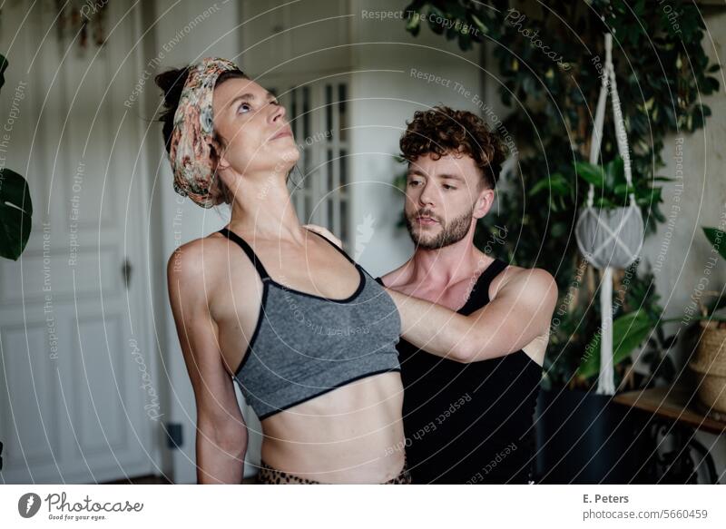 Personal Trainer mit einer Kundin in ihrem Wohnzimmer beim Workout Kunde Kunde
Kundin Yogamatte Fitnessmatte Training Gesundheit Personal Training gemütlich