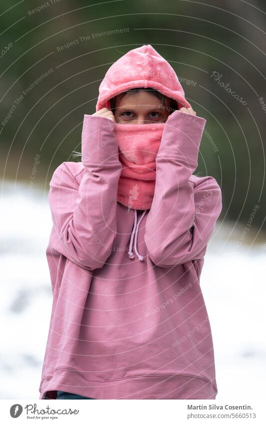 Blonde Frau in winterlicher Umgebung mit Freizeitkleidung. attraktiv Hintergrund schön Schönheit blond Kaukasier kariert Kleidung Bekleidung kalt cool niedlich