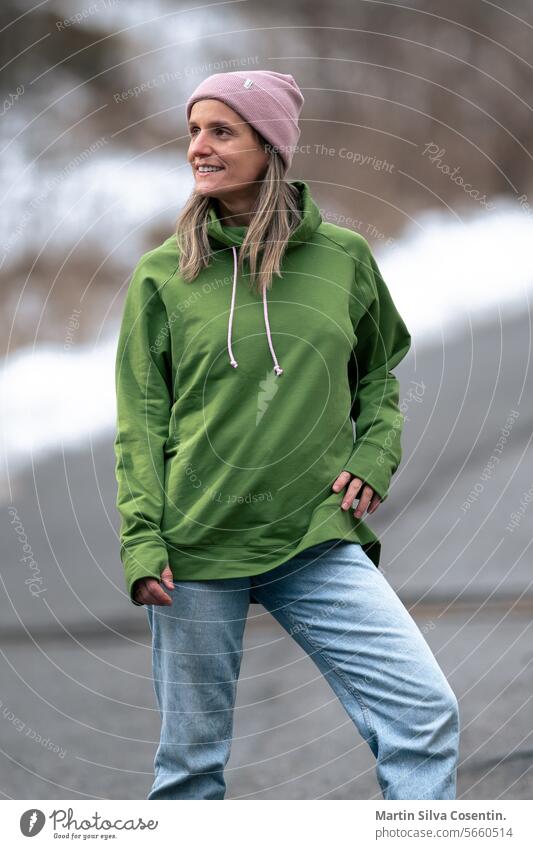 Blonde Frau in winterlicher Umgebung mit Freizeitkleidung. attraktiv Hintergrund schön Schönheit blond Kaukasier kariert Kleidung Bekleidung kalt cool niedlich