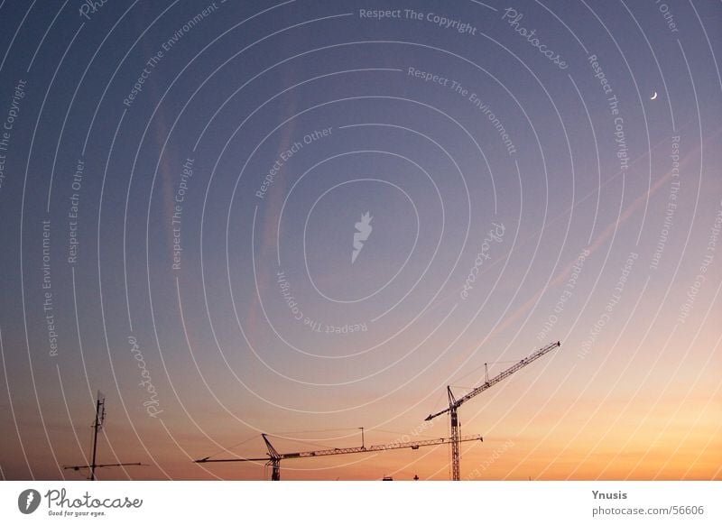 Feierabend Kran Sonnenuntergang Kondensstreifen Baustelle Arbeit & Erwerbstätigkeit Abend