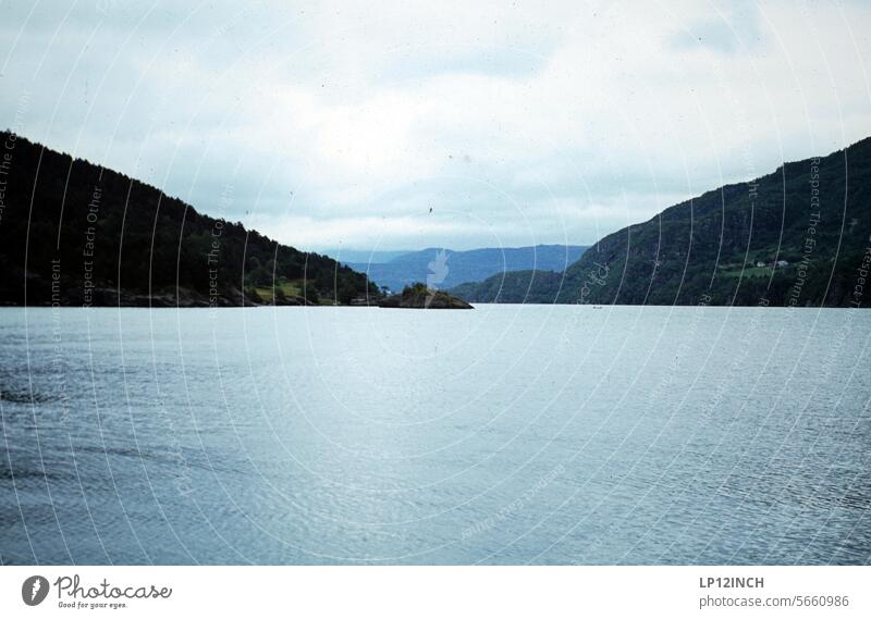 Vergangene Zeiten VII. Irgendwo, irgendwann in Skandinavien skandinavien wasser berge Berge u. Gebirge Ferien & Urlaub & Reisen Fjord Tourismus Idylle grau